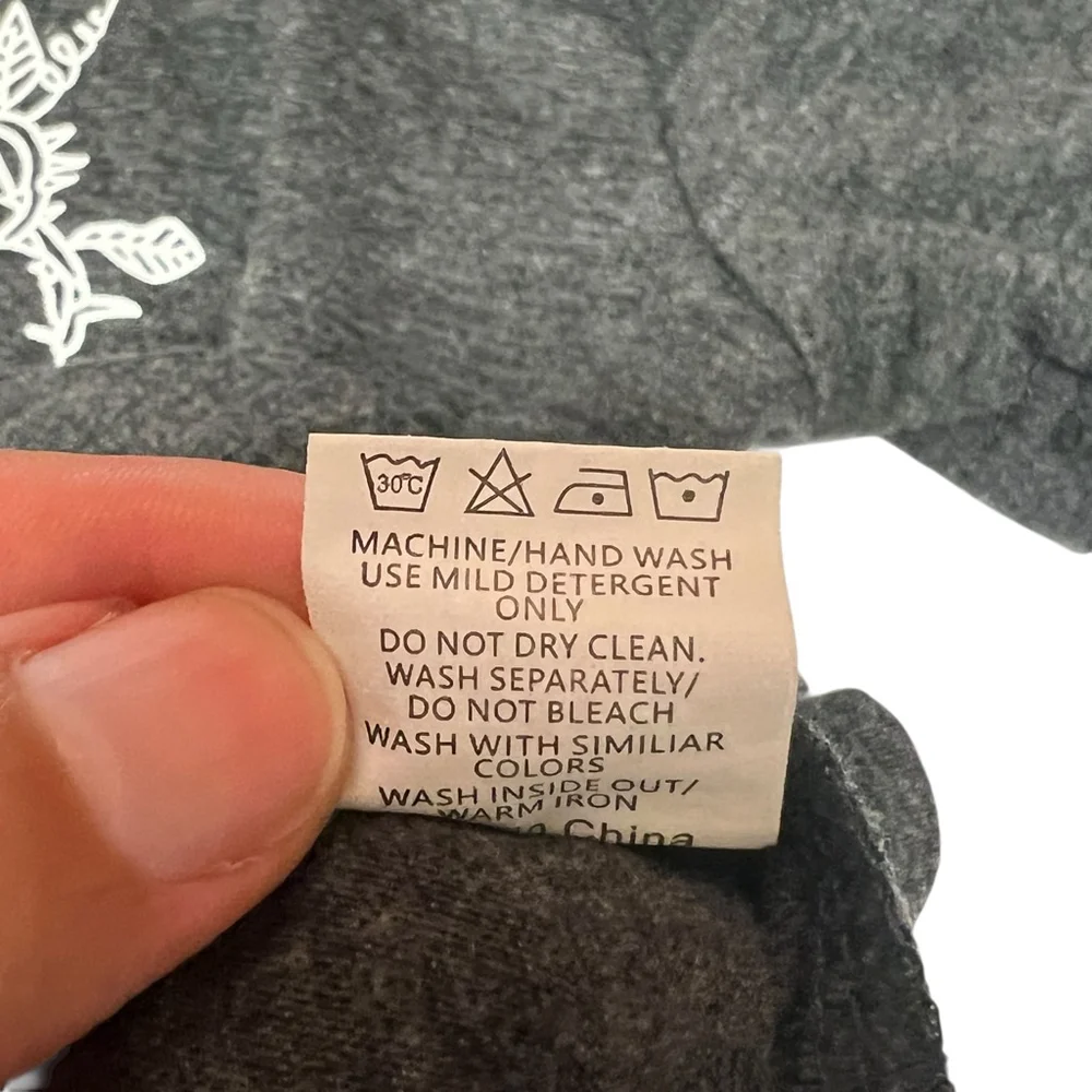 Guns N’ Roses T-Shirt Small Gray Rose Graphic Band Tee Rock Concert Tour Merch - Picture 7 of 9